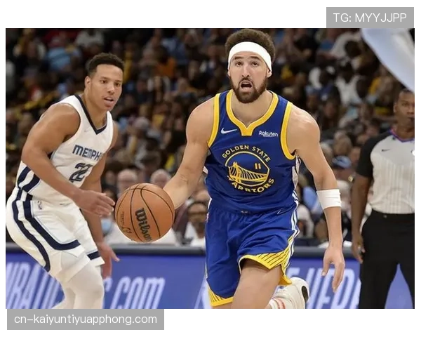 克莱·汤普森无球跑动拉开空间，三分效率领跑联盟