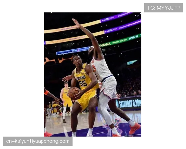 米切尔·罗宾逊通过封盖和挡拆防守拉开篮下保护差距